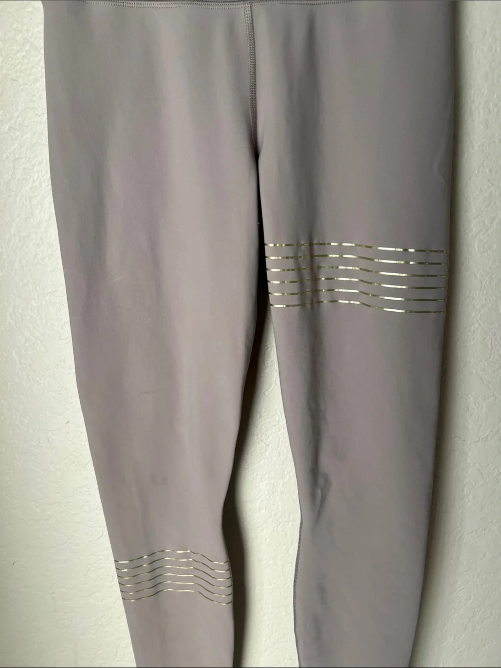 Alo yoga taupe gold striped leggings